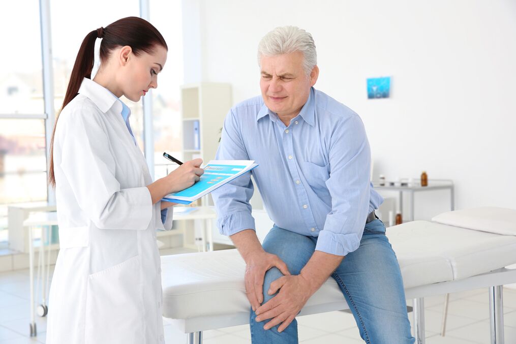 Un médecin prescrit un traitement à un patient souffrant d'arthrose de l'articulation du genou