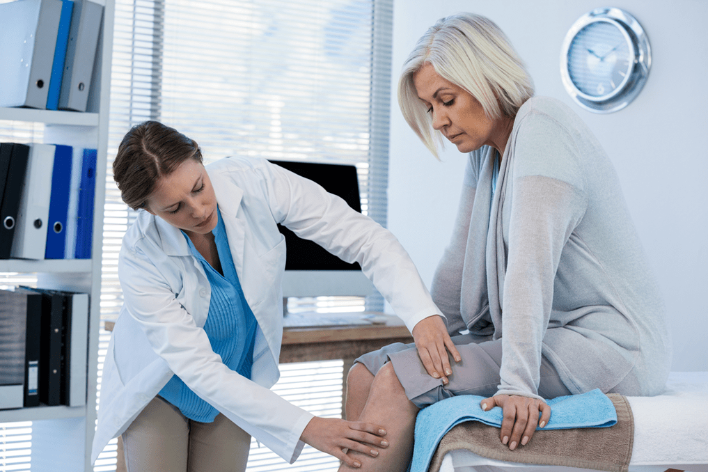 Un patient souffrant d'arthrose nécessitant un traitement examiné par un médecin
